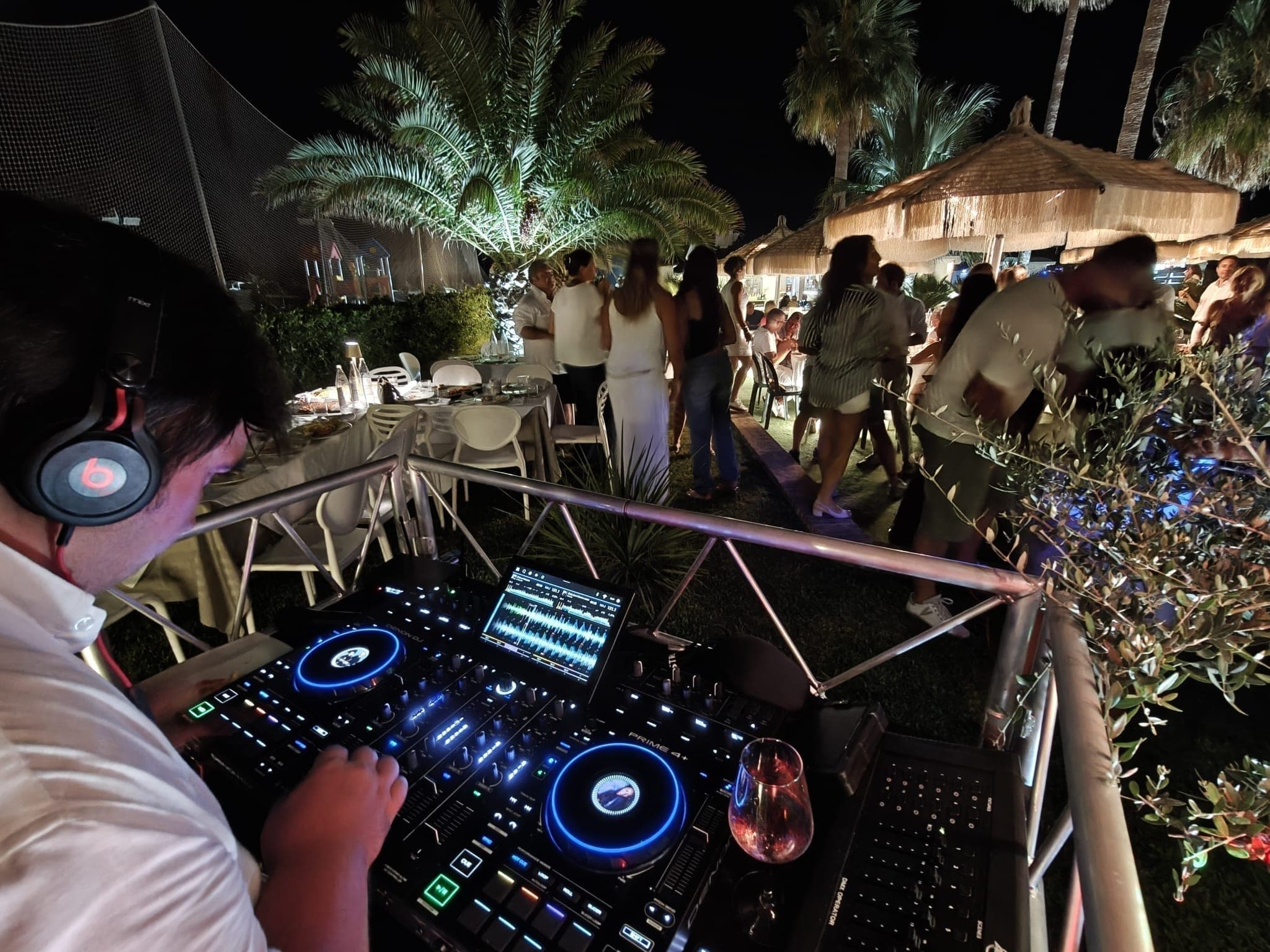 Giorgio Fioravanti alla consolle durante un DJ set